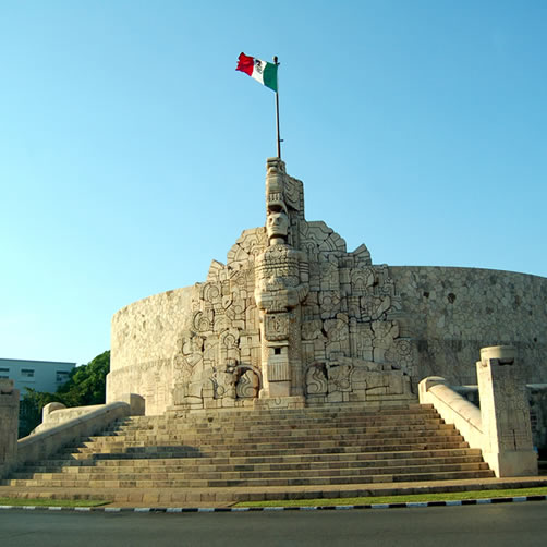 Monumento a la bandera en Paseo de Montejo, Mérida